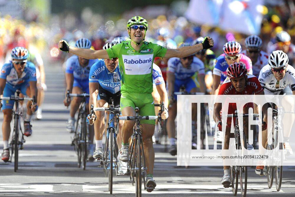 - DIGNE-LES-BAINS, FRANCE: Spanish Oscar Freire, in the green jersey of team Rabobank, celebrates as he wins the mass sprint at the end of the 14th stage of the Tour de France cycling race between Nimes and Digne-les-Bains, Saturday 19 July 2008. LUCxCLAESSEN x9825569x