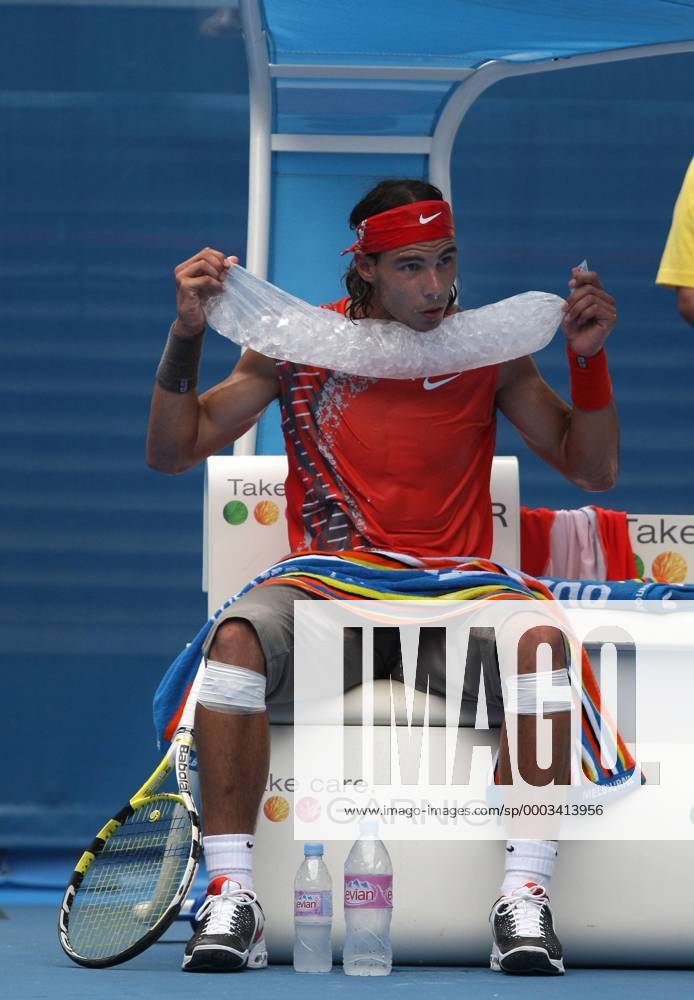 Rafael Nadal (Spanien) kühlt sich ab Tennis Herren Australian Open 2008, Grand Slam, ATP Tour Einzelbild Melbourne Erschöpfung, Tennis Herren Australian Open 2008, Grand Slam, ATP Tour Einzelbild Melbourne Erschöpfung,