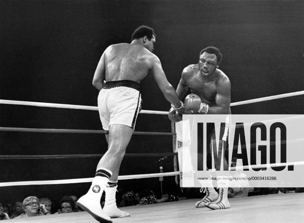 Muhammad Ali (li.) gegen Joe Frazier (beide USA) - (ARK1975100151) Boxen WM Herren WBC WBA WM 1975, Boxsport, Profiboxen, Schwergewicht, Gruppe Manila, Quezon City Boxen WM Herren WBC WBA WM 1975, Boxsport, Profiboxen, Schwergewicht, Gruppe Manila, Quezon City