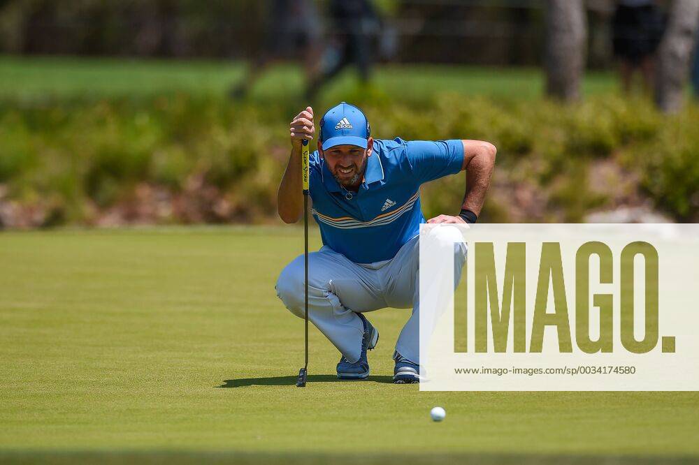 SAN ANTONIO, TX - APRIL 19: Sergio Garcia lines up a putt during the first round of the Valero Texas Open at the TPC San Antonio Oaks Course in San Antonio, TX on April 19, 2018. (Photo by Daniel Dunn Icon Sportswire) GOLF: APR 19 PGA Golf Herren - Valero Texas Open Icon18041901