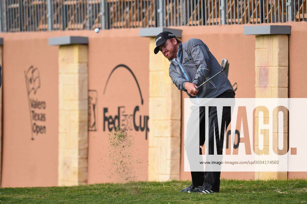 SAN ANTONIO, TX - APRIL 19: J.B. Holmes chips onto the 16th green during the first round of the Valero Texas Open at the TPC San Antonio Oaks Course in San Antonio, TX on April 19, 2018. (Photo by Daniel Dunn Icon Sportswire) GOLF: APR 19 PGA Golf Herren - Valero Texas Open Icon18041903