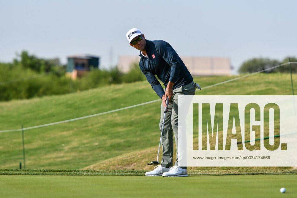 SAN ANTONIO, TX - APRIL 19: Adam Scott putts during the first round of the Valero Texas Open at the TPC San Antonio Oaks Course in San Antonio, TX on April 19, 2018. (Photo by Daniel Dunn Icon Sportswire) GOLF: APR 19 PGA Golf Herren - Valero Texas Open Icon18041916