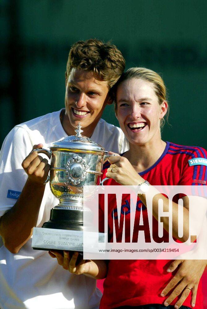 NO MAGS-NO SALES- NO INTERNET BRU15 - - PARIS, FRANCE : Belgian Justine Henin-Hardenne and her husband Pierre-Yves pose with her trophy after she won the final match against compatriot Kim Clijsters at the French Tennis Open of Roland Garros, 07 June 2003. DIDIERxMOSSIAT-PHILIPPExBUISSIN x1296341x