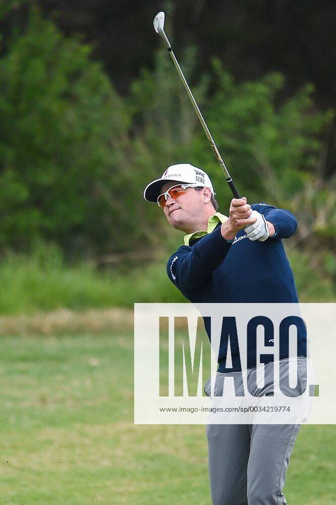 SAN ANTONIO, TX - APRIL 20: Zach Johnson hits from the 8th fairway during the second round of the Valero Texas Open at the TPC San Antonio Oaks Course in San Antonio, TX on April 20, 2018. (Photo by Daniel Dunn Icon Sportswire) GOLF: APR 20 PGA Golf Herren - Valero Texas Open Icon18042001