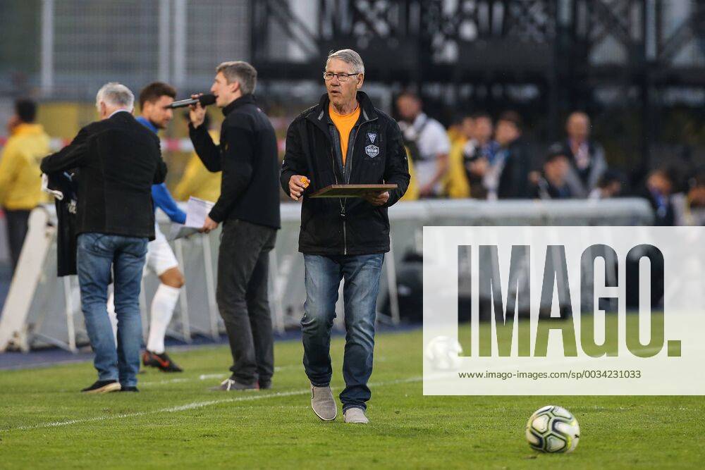 Eberhard Vogel GER Award for the 75th birthday in the half-time break 3 League Season 2017 2018 League match FC Carl Zeiss Jena vs. 1 FC Magdeburg at the Ernst Abbe sports field in Jena Germany Football Mann Maenner 17 04 2018