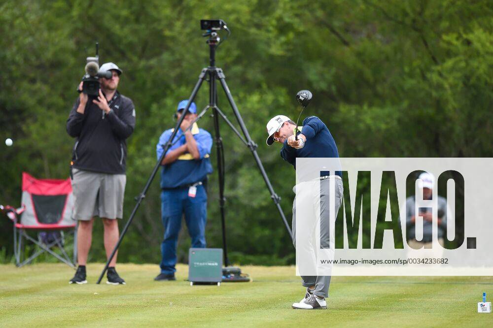 SAN ANTONIO, TX - APRIL 20: Zach Johnson hits a drive during the second round of the Valero Texas Open at the TPC San Antonio Oaks Course in San Antonio, TX on April 20, 2018. (Photo by Daniel Dunn Icon Sportswire) GOLF: APR 20 PGA Golf Herren - Valero Texas Open Icon18042007