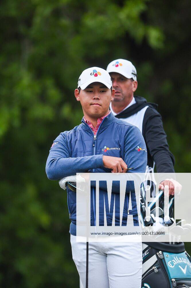 SAN ANTONIO, TX - APRIL 20: Si Woo Kim waits to tee off during the second round of the Valero Texas Open at the TPC San Antonio Oaks Course in San Antonio, TX on April 20, 2018. (Photo by Daniel Dunn Icon Sportswire) GOLF: APR 20 PGA Golf Herren - Valero Texas Open Icon18042012