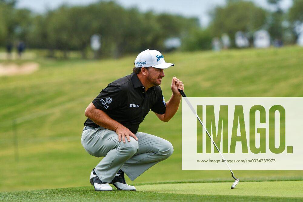 SAN ANTONIO, TX - APRIL 20: Graeme McDowell lines up a putt during the second round of the Valero Texas Open at the TPC San Antonio Oaks Course in San Antonio, TX on April 20, 2018. (Photo by Daniel Dunn Icon Sportswire) GOLF: APR 20 PGA Golf Herren - Valero Texas Open Icon18042039
