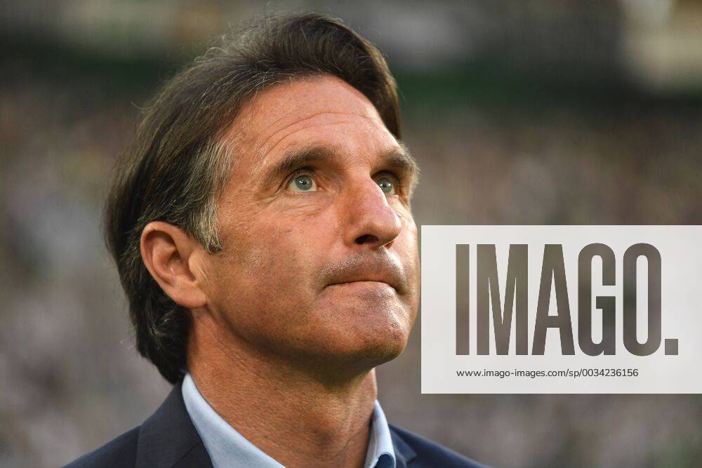 Soccer 1 BL Season 2017 2018 Matchday 31 Borussia Mönchengladbach vs VFL Wolfsburg 20 04 2018 Stadion im Borussia Park Mönchengladbach Bruno Labbadia Coach VfL Wolfsburg Promotion Single Picture