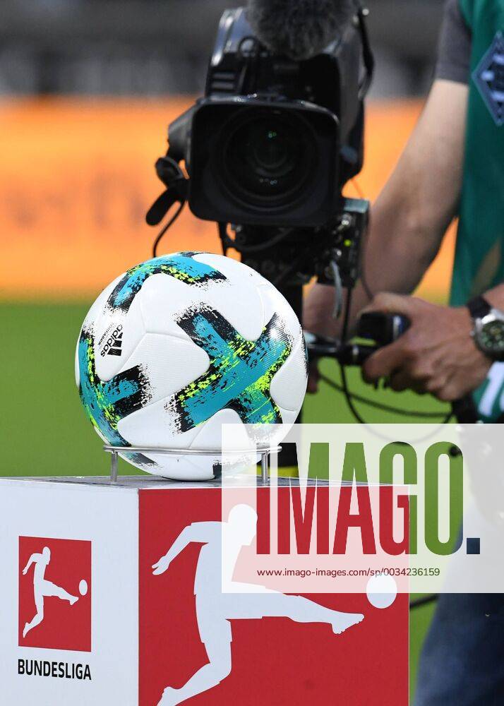 Soccer 1 BL Season 2017 2018 Round 31 Borussia Mönchengladbach vs VFL Wolfsburg 20 04 2018 Stadion im Borussia Park Mönchengladbach TV Ball Bundesliga Iconfoto