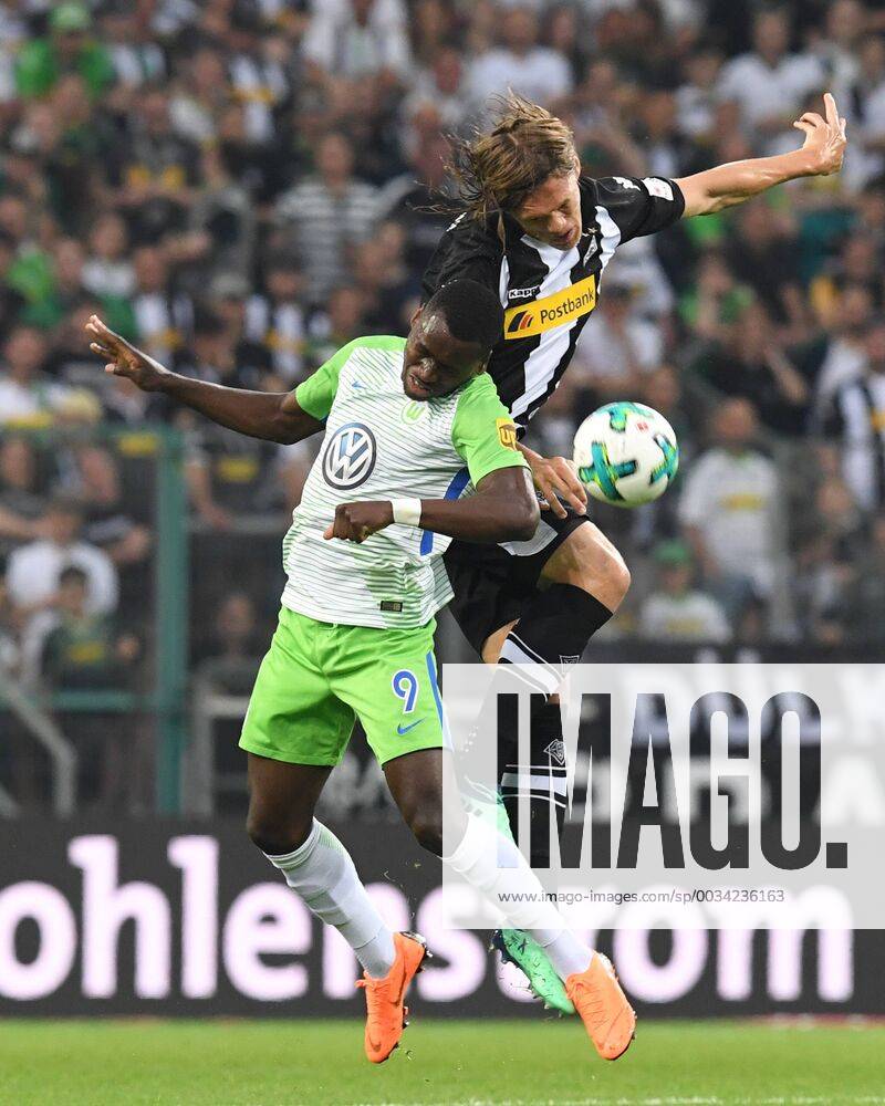 Soccer 1 BL Season 2017 2018 Round 31 Borussia Mönchengladbach vs VFL Wolfsburg 20 04 2018 Borussia Park Mönchengladbach Stadium Landry Nany Dimata VFL Wolfsburg Jannik Vestergaard Gladbach