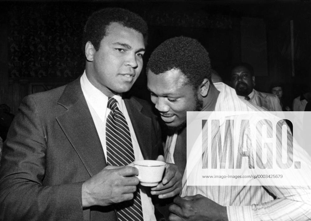 Muhammad Ali (li.) und Joe Frazier (beide USA) im Gespräch - (ARK1979051807) Boxen Herren Boxsport 1979, Profiboxen, Schwergewicht Gruppe Atlantic City Boxen Herren Boxsport 1979, Profiboxen, Schwergewicht Gruppe Atlantic City