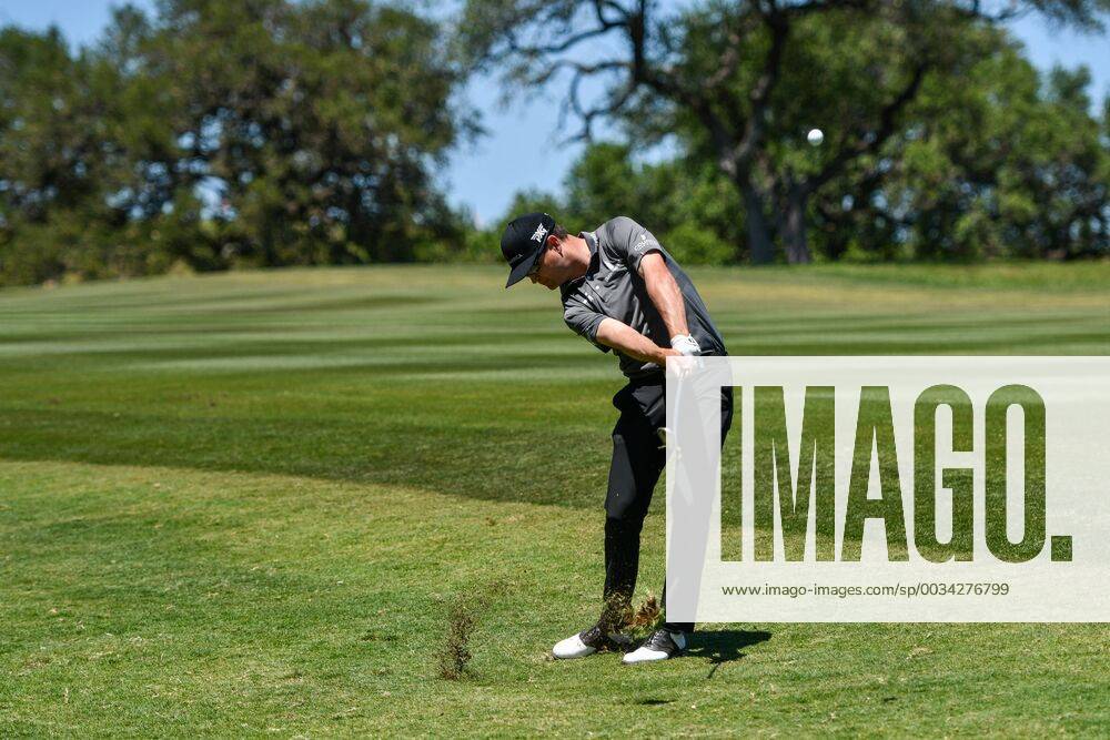 SAN ANTONIO, TX - APRIL 22: Zach Johnson hits out of the rough during the final round of the Valero Texas Open at the TPC San Antonio Oaks Course in San Antonio, TX on April 22, 2018.(Photo by Daniel Dunn Icon Sportswire) GOLF: APR 22 PGA Golf Herren - Valero Texas Open Icon18042232