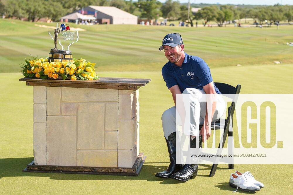 - SPORT SAN ANTONIO, TX - APRIL 22: Valero Texas Open Champion Andrew Landry puts on the winner s boot following the final round of the Valero Texas Open at the TPC San Antonio Oaks Course in San Antonio, TX on April 22, 2018.(Photo by Daniel Dunn Icon Sportswire) GOLF: APR 22 PGA Golf Herren - Valero Texas Open Icon18042239