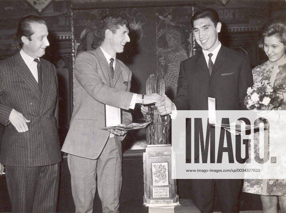 BRU51 - 19680113 - BRUSSELS, BELGIUM: () Cyclist Eddy Merckx (R) wins the national sports merit trophy 1967. Eddy Merckx son Axel wins Thursday 18 November 2004 the national sports merit trophy 2004. x3060476x