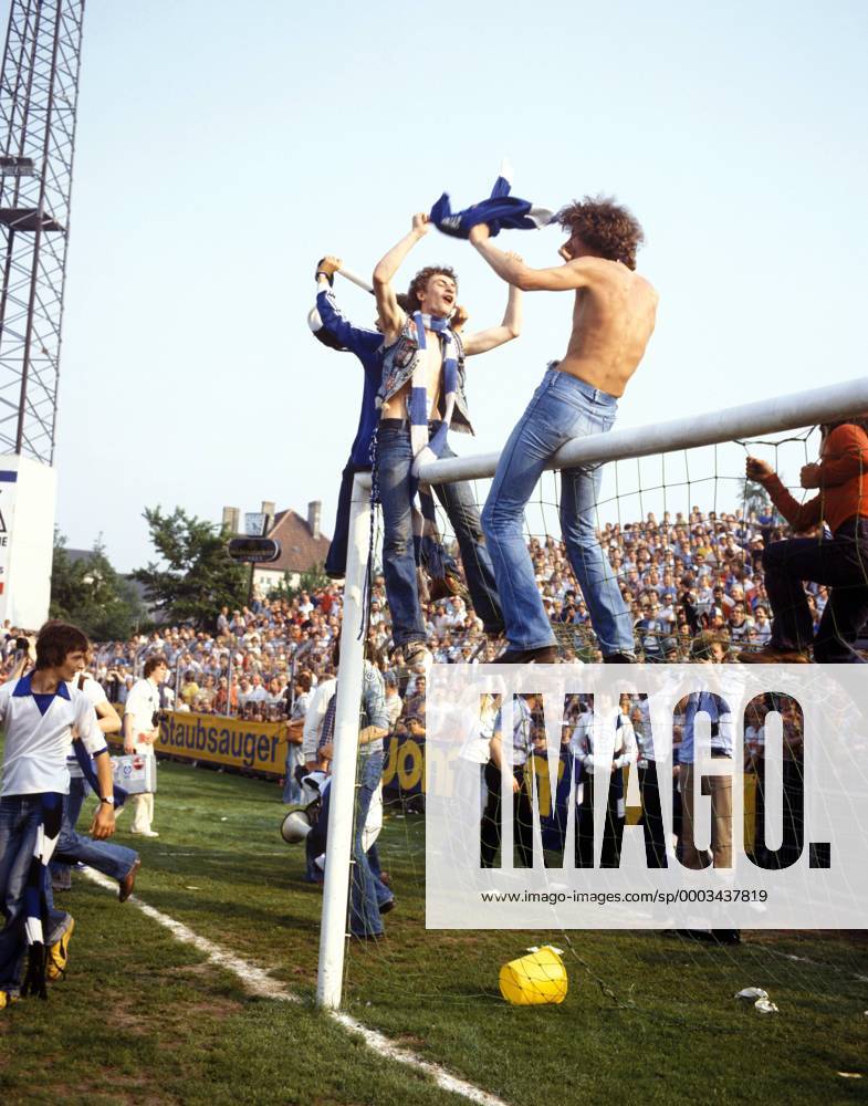 Fußball, Hamburger SV, Deutscher Meister 1979 Deutscher Meister HSV - die Gästefans feiern ausgelassen auf der Querlatte sitzend Fußball 1. BL Herren DEUTSCHSPRACHIGE SPORTZEITSCHRIFTEN UND -ZEITUNGEN NUR NACH RÜCKSPRACHE, Saison 1978 1979 Totale Bielefelder Alm, Almstadion o0 Emotionen Bielefeld o0 Zeitgeist 70er 70 er Siebziger Jahre Freude, Begeisterung, Fußball 1. BL Herren DEUTSCHSPRACHIGE SPORTZEITSCHRIFTEN UND -ZEITUNGEN NUR NACH RÜCKSPRACHE, Saison 1978 1979 Totale Bielefelder Alm, Almstadion o0 Emotionen Bielefeld o0 Zeitgeist 70er 70 er Siebziger Jahre Freude, Begeisterung,