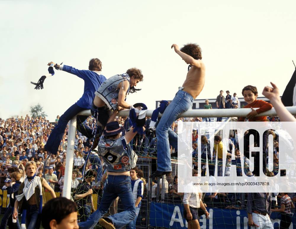 Fußball, Hamburger SV, Deutscher Meister 1979 Deutscher Meister HSV - die Gästefans feiern ausgelassen auf der Querlatte sitzend Fußball 1. BL Herren DEUTSCHSPRACHIGE SPORTZEITSCHRIFTEN UND -ZEITUNGEN NUR NACH RÜCKSPRACHE, Saison 1978 1979 Totale Bielefelder Alm, Almstadion o0 Emotionen Bielefeld o0 Zeitgeist 70er 70 er Siebziger Jahre Begeisterung, Freude, Fußball 1. BL Herren DEUTSCHSPRACHIGE SPORTZEITSCHRIFTEN UND -ZEITUNGEN NUR NACH RÜCKSPRACHE, Saison 1978 1979 Totale Bielefelder Alm, Almstadion o0 Emotionen Bielefeld o0 Zeitgeist 70er 70 er Siebziger Jahre Begeisterung, Freude,