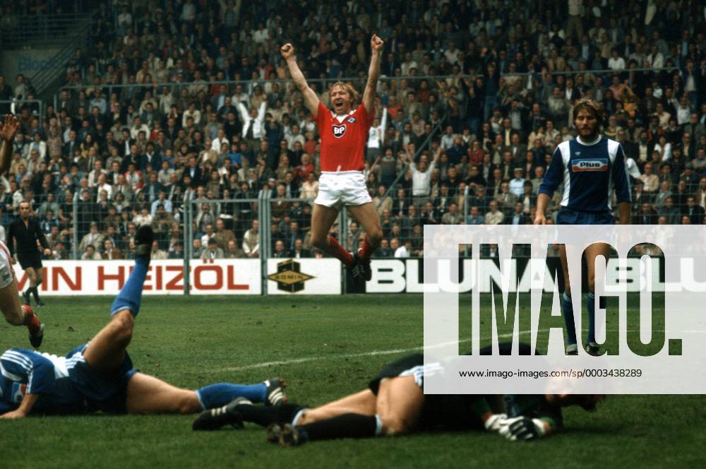 Horst Hrubesch (HSV, Mitte) jubelt, daneben Lothar Woelk (re.) und Torwart Reinhard Mager (beide Bochum) am Boden Fußball 1. BL Herren DEUTSCHSPRACHIGE SPORTZEITSCHRIFTEN UND -ZEITUNGEN NUR NACH RÜCKSPRACHE, Saison 1979 1980 Totale Aufmacher Bochum Freude, Begeisterung, Fußball 1. BL Herren DEUTSCHSPRACHIGE SPORTZEITSCHRIFTEN UND -ZEITUNGEN NUR NACH RÜCKSPRACHE, Saison 1979 1980 Totale Aufmacher Bochum Freude, Begeisterung,