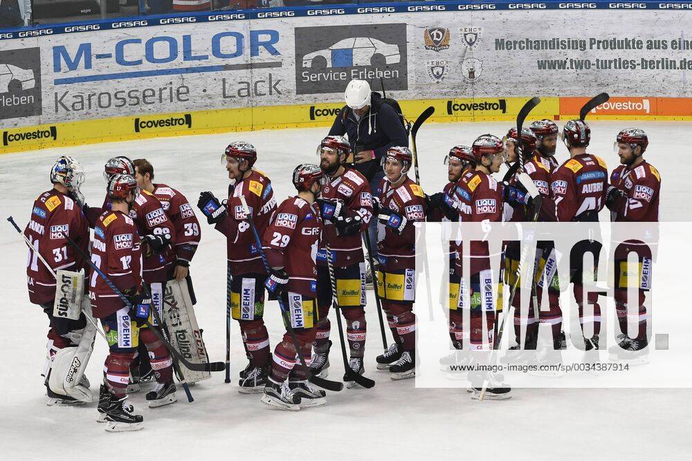 Ice Hockey Men DEL Season 2017 18 Finals for the German Championship 6 Finals Eisbären Berlin Red Bull München Cheers after the final whistle at the Eisbären Berlin 24 04 18