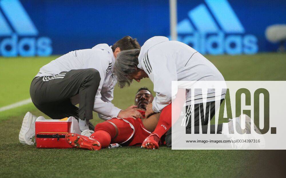 20180425 Champions League Bayern vs Real Madrid Allianz Arena Munich Football Sport im Bild Jerome Boateng FCB injured on the ground Dr Mueller Wohlfart is with him