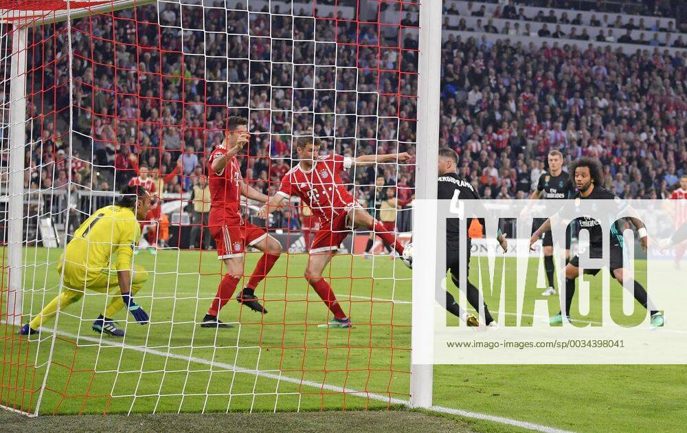 Football UEFA Champions League 2017 2018 Semifinals First leg FC Bayern Munich Real Madrid at Allianzarena Munich Robert Lewandowski FC Bayern Munich and Thomas Müller FC Bayern Munich miss a great scoring opportunity against keeper Keylor Navas against Real Madrid