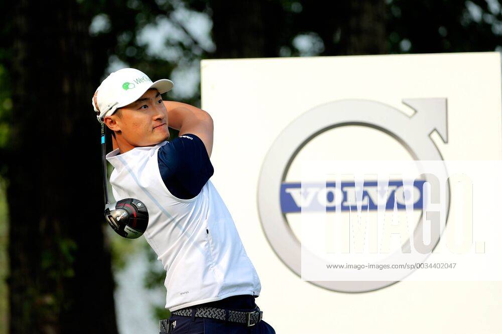 Li Haotong of China competes in the first round of the 2018 Volvo China Open golf tournament in Beijing, China, 26 April 2018. Golf players tee off 2018 Volvo China Open 20180426_69592