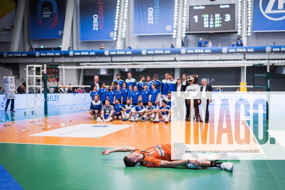 Friedrichshafen Germany 26 04 2018 Adam White BR Volleys 11 expands during VfB team photo makes the Volleyball Bundesliga between the VfB Friedrichshafen and the Berlin Recycling Volleys in the Playoff Final Game 1