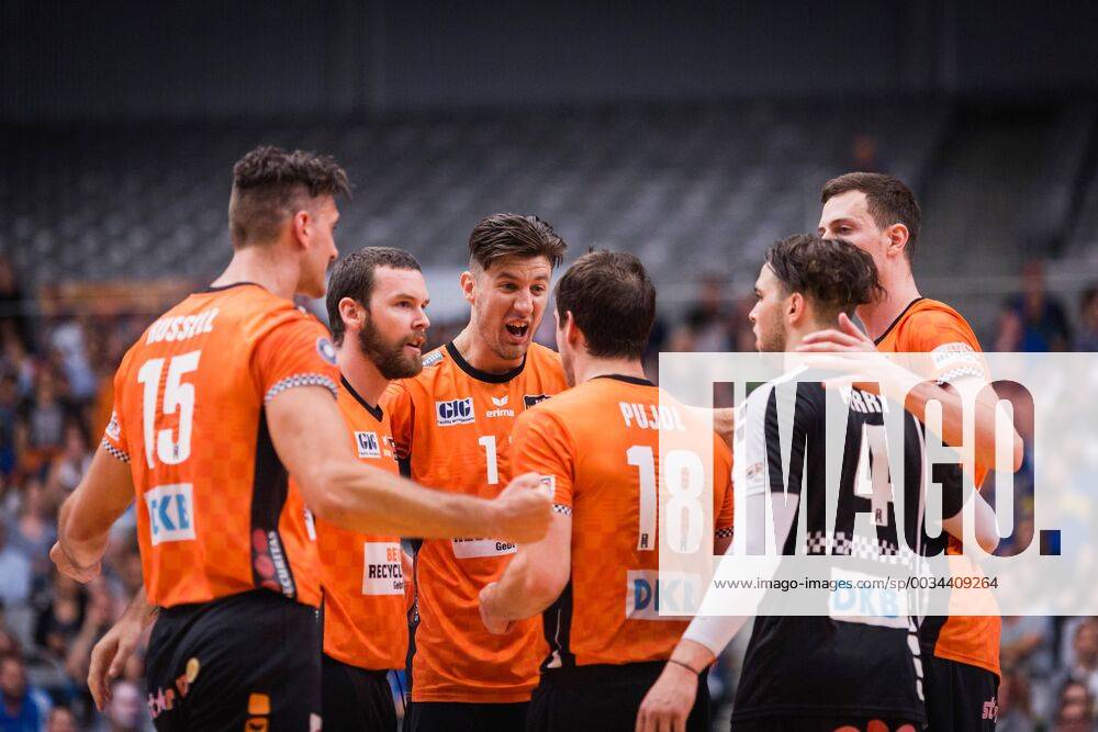 Friedrichshafen Germany 26 04 2018 Russell Kyle BR Volleys 15 Steven Marshall BR Volleys 2 Adam White BR Volleys 11 Pierre Pujol BR Volleys 18 Luke Perry BR Volleys 4 Graham Vigrass BR Volleys 8 in the Volleyball Bundesliga playoff final match between VfB Friedrichshafen and the Berlin Recycling Volleys
