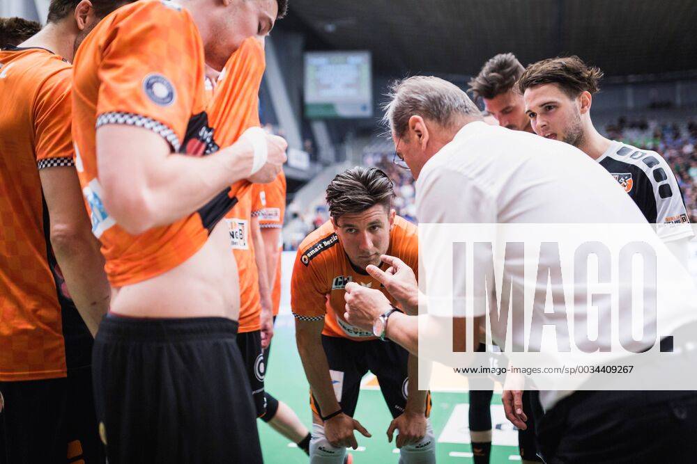 Friedrichshafen Germany 26 04 2018 Manager Stelian Moculescu BR Volleys gives instructions to Adam White BR Volleys 11 in the Playoff Final Game 1 of the Volleyball Bundesliga between VfB Friedrichshafen and the Berlin Recycling Volleys