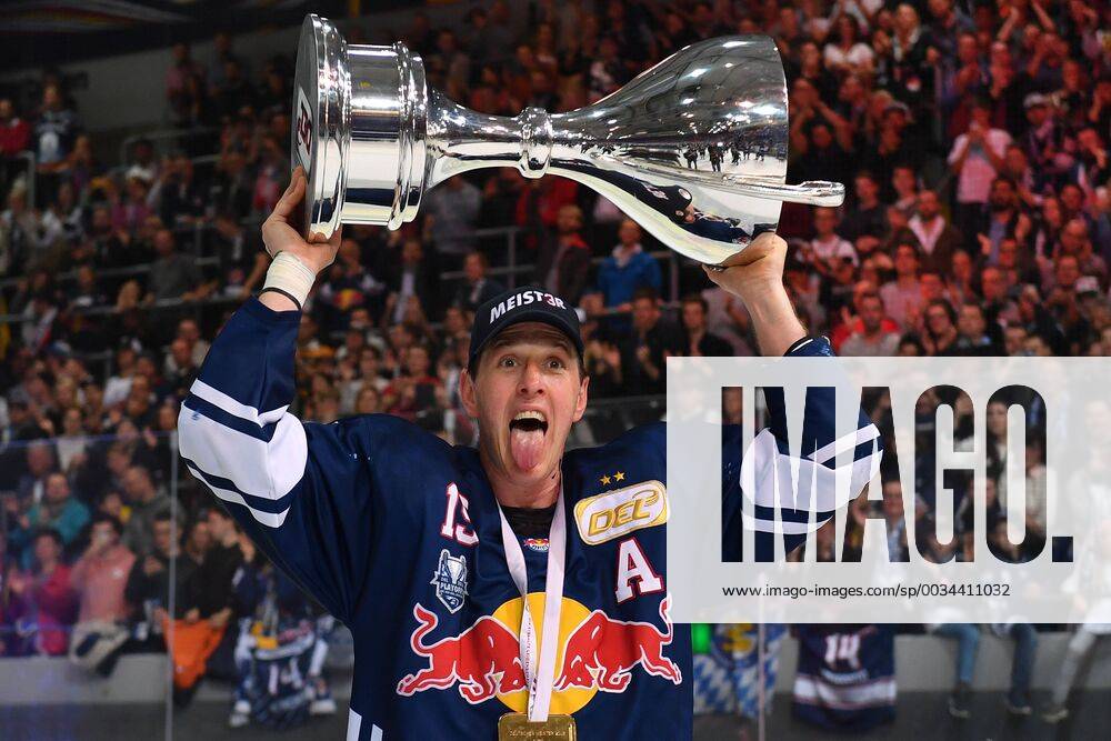 Jason JAFFRAY M with Cup Trophy Cup Award Ceremony Cheers Joy Enthusiasm EHC Red Bull Munich Eisbaeren Berlin 6 3 Ice Hockey DEL Play Off Final Game 7 am 26 04 2018 German Champion 2018