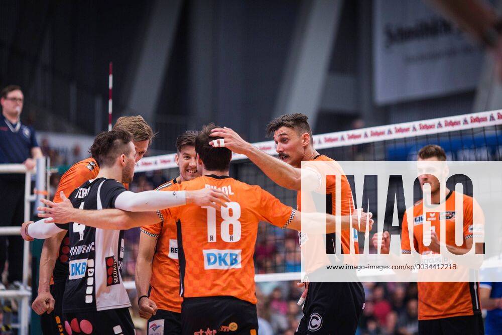 Friedrichshafen Germany 26 04 2018 Luke Perry BR Volleys 1 Robert Kromm BR Volleys 3 Adam White BR Volleys 11 Pierre Pujol BR Volleys 18 Russell Kyle BR Volleys 15 Aleksandar Okolic BR Volleys 1 celebrate the Volleyball Bundesliga playoff final match between VfB Friedrichshafen and the Berlin Recycling Volleys