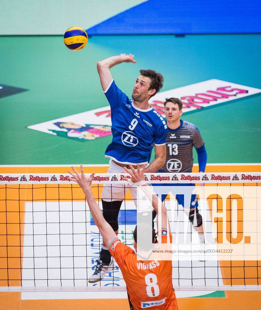 Friedrichshafen Germany 26 04 2018 Philipp Collin Friedrichshafen 9 against the block from Graham Vigrass BR Volleys 8 in the Playoff Final Game 1 of the Volleyball Bundesliga between VfB Friedrichshafen and the Berlin Recycling Volleys