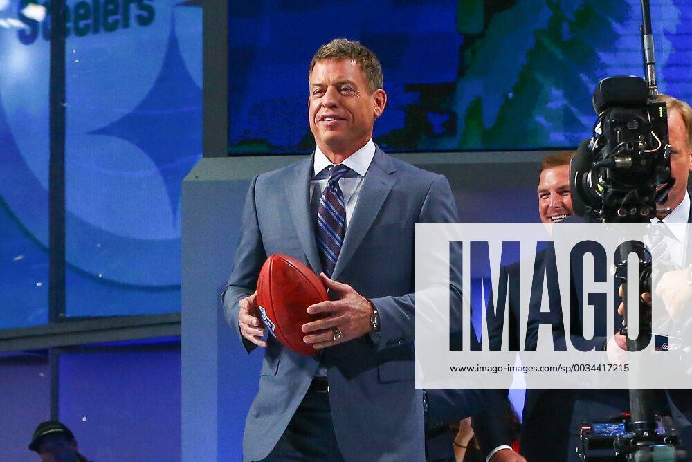 ARLINGTON, TX - APRIL 26: Former Dallas Cowboy Quarterback Troy Aikman walks on stage just prior to the first round of the 2018 NFL American Football Herren USA Draft at AT&T Statium on April 26, 2018 at AT&T Stadium in Arlington Texas. (Photo by Rich Graessle Icon Sportswire) NFL: APR 26 2018 NFL Draft Icon04261851842018