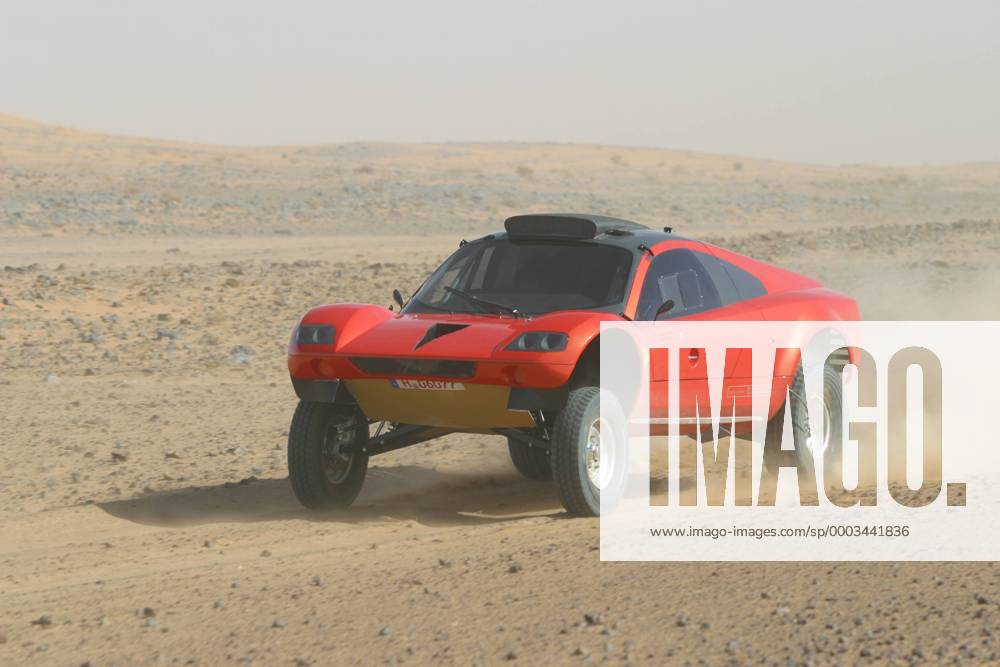 Jutta Kleinschmidt (Deutschland) und Beifahrerin Fabrizia Pons (Italien) in ihrem Volkswagen Buggy Tarek anlässlich einer Testfahrt in Marokko hinsichtlich der Rallye Paris Dakar 2003 (ibltmt00619036) Motorsport Damen Vorschau 2002 Rallye Paris Dakar 2003, Wüstenrallye, Testfahrt, Testfahrten, Test Tests Fotoshooting Einzelbild Motorsport Damen Vorschau 2002 Rallye Paris Dakar 2003, Wüstenrallye, Testfahrt, Testfahrten, Test Tests Fotoshooting Einzelbild