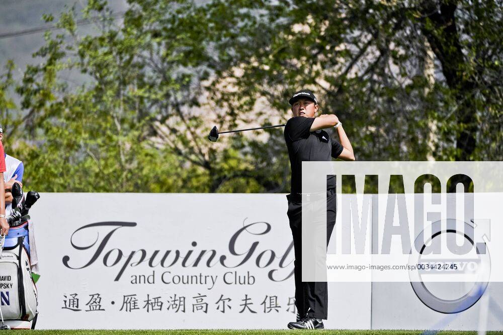 David Lipsky of the United States competes in the third round of the 2018 Volvo China Open golf tournament in Beijing, China, 28 April 2018. Golf players heats up third round of 2018 Volvo China Open 20180428_25247