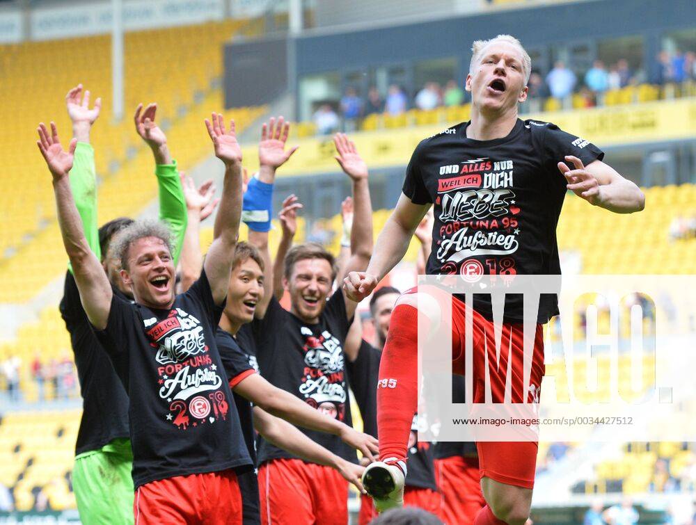 Team of Fortuna Duesseldorf celebrates promotion to the 1 Bundesliga SG Dynamo Dresden vs Fortuna Duesseldorf Soccer 2 Bundesliga 28 04 2018 SG Dynamo Dresden vs Fortuna Duesseldorf Soccer 2 Bundesliga 28 04 2018 Dresden