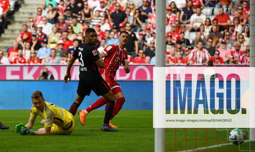 Football 1 Bundesliga Bayern Munich Eintracht Frankfurt emporer Sandro Wagner Bayern Munich Lukas Hradecky Eintracht Frankfurt Simon Falette Eintracht Frankfurt Goal scored scored the goal for 2 0 Munich