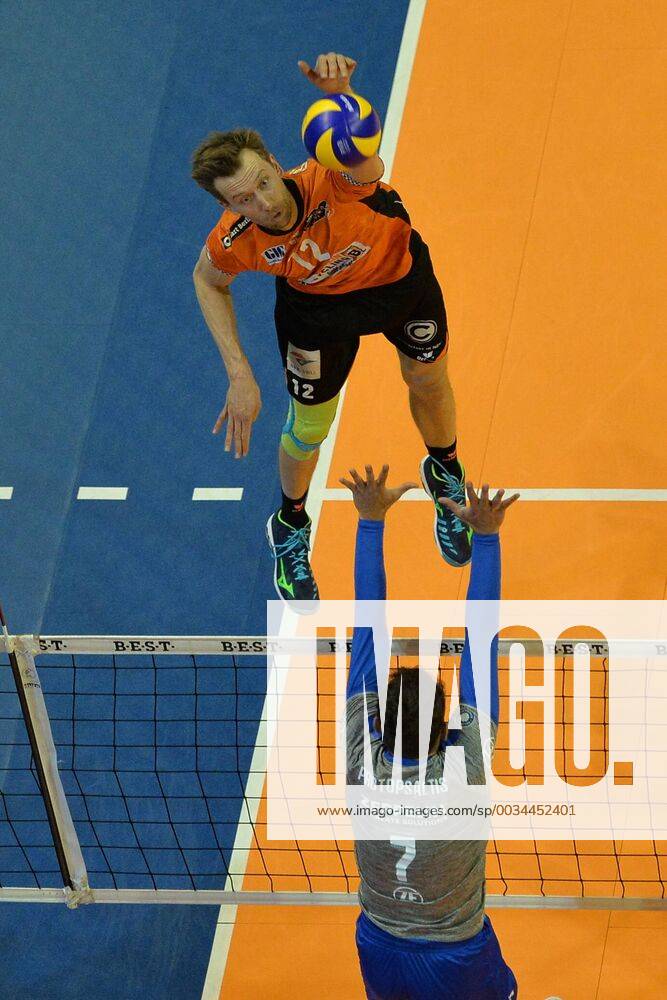 Volleyball Mens Season 2017 18 1 Bundesliga BR Volleys VfB Friedrichshafen Final Series for the German Championship 2 Game Paul Carroll Nr 12 Berlin Recycling Volleys Athanasios Protopsaltis Nr 7 VfB Friedrichshafen 29 04 18