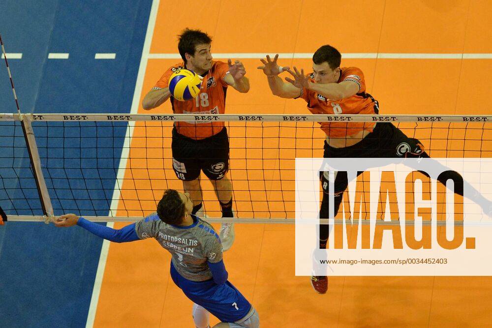Volleyball Mens Season 2017 18 1 Bundesliga BR Volleys VfB Friedrichshafen Final Series for the German Championship 2 Game Athanasios Protopsaltis Nr 7 VfB Friedrichshafen Paul Carroll Nr 12 Berlin Recycling Volleys Graham Vigrass Nr 8 Berlin Recycling Volleys 29 04 18