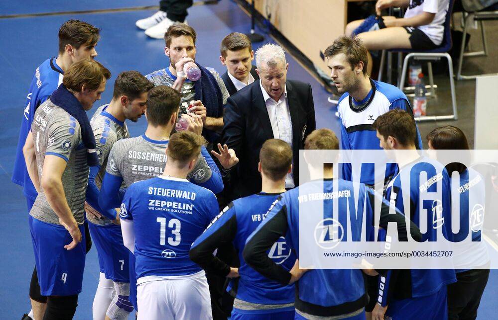 Coach Vital Heynen talking Team time out Timeout Sport Volleyball Play Off Final Bundesliga Men Season 2017 2018 29 04 2018 BR Volleys Berlin BRV vs VfB Friedrichshafen