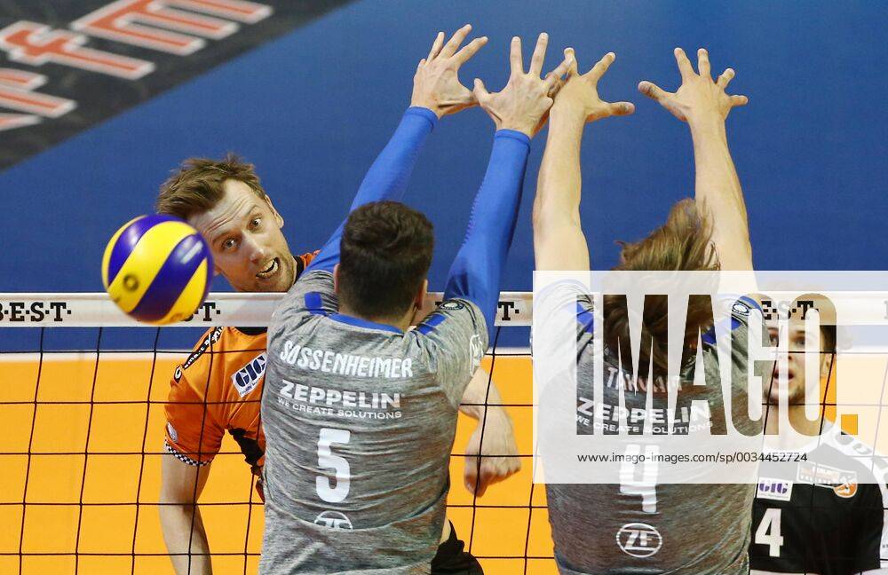 Paul Carroll in attack David Sossenheimer Andreas Takvam Sport Volleyball Play Off Final Bundesliga Mens Season 2017 2018 29 04 2018 BR Volleys Berlin BRV vs VfB Friedrichshafen