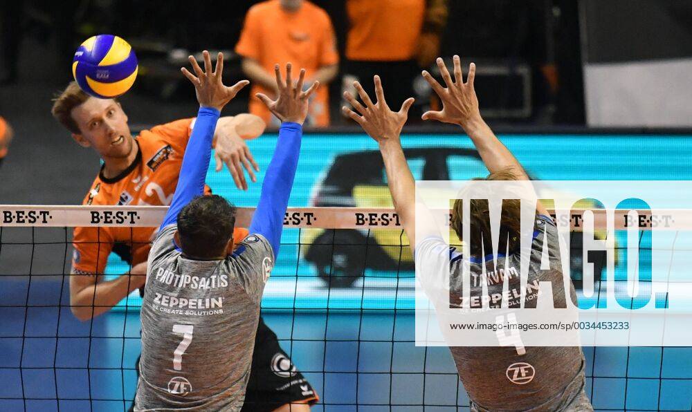 Paul Carroll BR Volleys in attack front Athanasios Protopsaitis Friedrichshafen Andreas Takvam Friedrichshafen BR Volleys Berlin VfB Friedrichshafen German volleyball league season 2017 2018 playoffs Final DM German championship match 2 men men men volleyball Germany Germany Max Schmeling Halle Berlin 29 4 2018