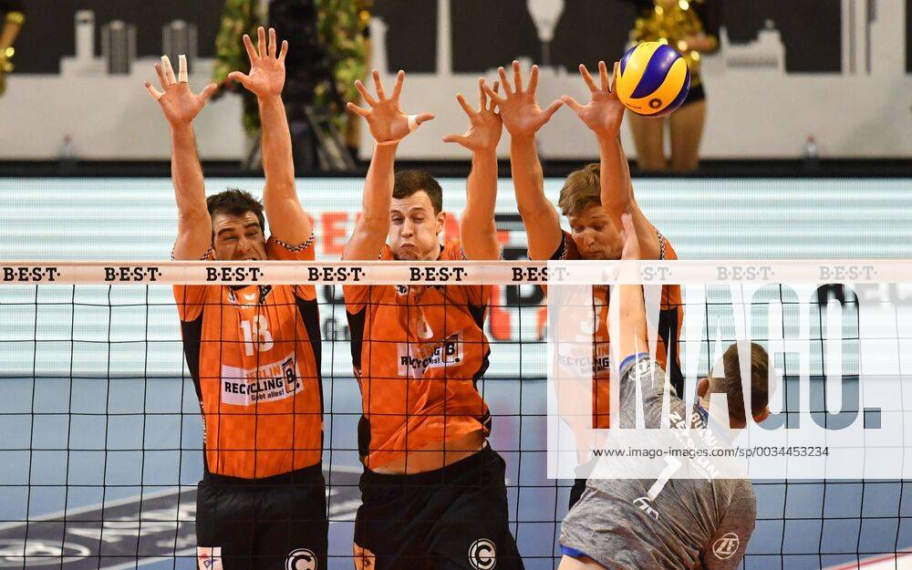 Bartholomew Boladz Friedrichshafen in attack Pierre Pujol BR Volleys Graham Vigrass BR Volleys Robert Kromm BR Volleys BR Volleys Berlin VfB Friedrichshafen German Volleyball League season 2017 2018 playoffs Final DM German Championship match 2 Men Men Men Men Volleyball Germany Germany Max Schmeling Halle Berlin 29 4 2018