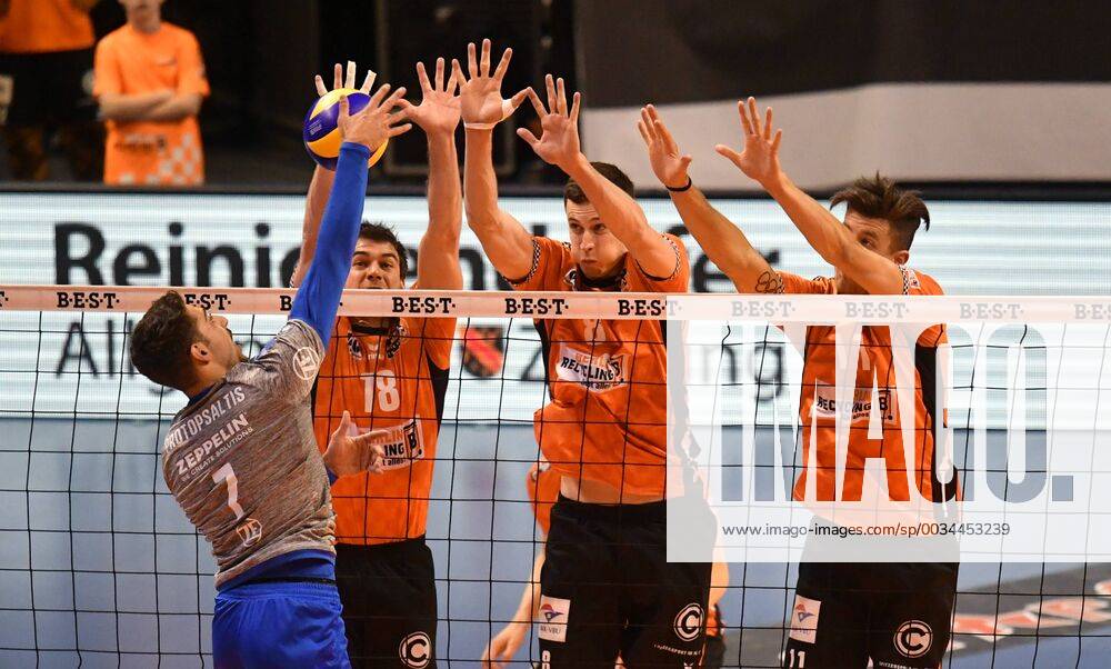 Athanasios Protopsaitis Friedrichshafen at the back smash Pierre Pujol BR Volleys Graham Vigrass BR Volleys Adam White BR Volleys BR Volleys Berlin VfB Friedrichshafen German Volleyball League Season 2017 2018 playoffs Final DM German Championship Game 2 Men Men Men Men Volleyball Germany Germany Max Schmeling Halle Berlin 29 4 2018