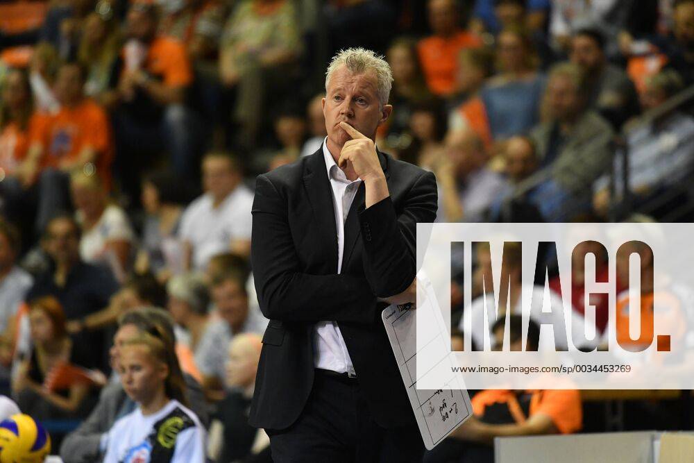 Vital Heynen coach Friedrichshafen pensive BR Volleys Berlin VfB Friedrichshafen German volleyball league season 2017 2018 playoffs final DM German championship match 2 men men men volleyball Germany Germany Max Schmeling Halle Berlin 29 4 2018