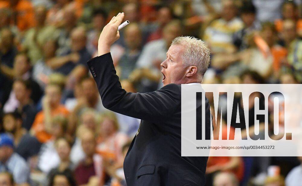 Vital Heynen coach Friedrichshafen pensive BR Volleys Berlin VfB Friedrichshafen German volleyball league season 2017 2018 playoffs final DM German championship match 2 men men men volleyball Germany Germany Max Schmeling Halle Berlin 29 4 2018