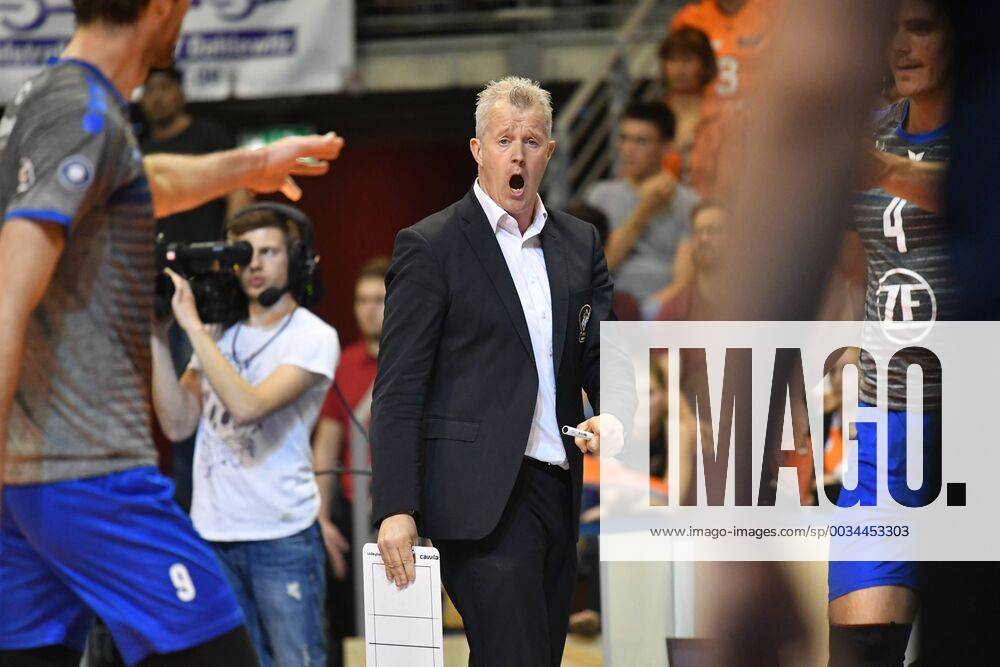 Vital Heynen coach Friedrichshafen pensive BR Volleys Berlin VfB Friedrichshafen German volleyball league season 2017 2018 playoffs final DM German championship match 2 men men men volleyball Germany Germany Max Schmeling Halle Berlin 29 4 2018