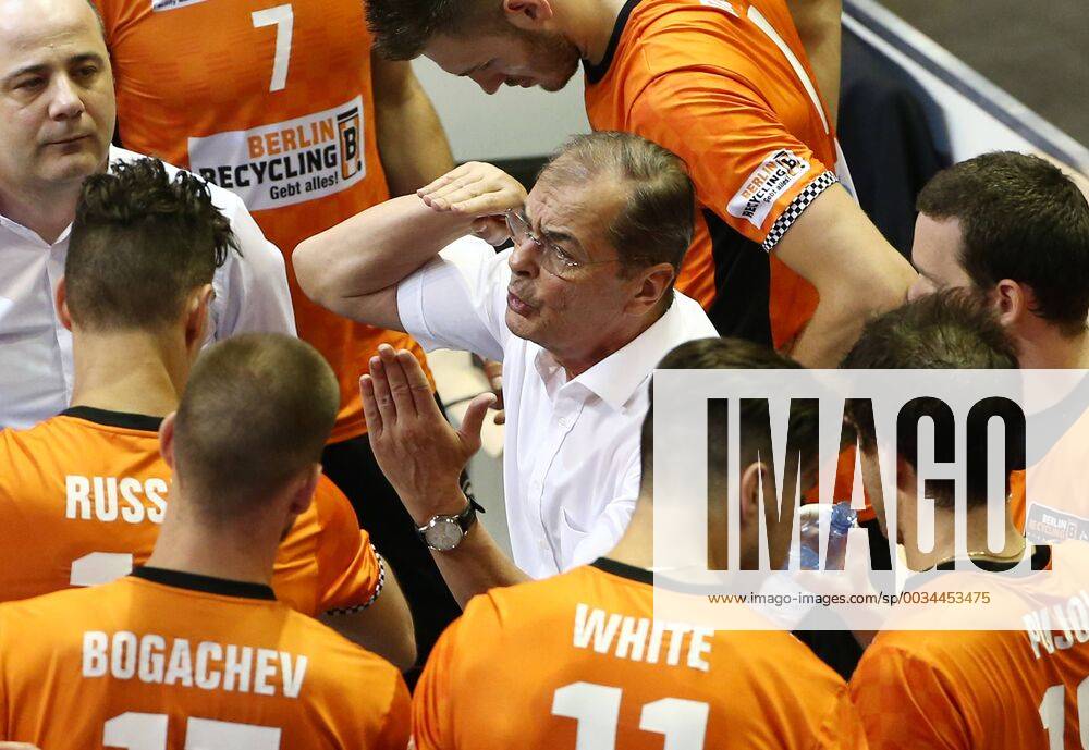 Coach Stelian Moculescu talking Team time out Timeout Sport Volleyball Play Off Final Bundesliga Men Season 2017 2018 29 04 2018 BR Volleys Berlin BRV vs VfB Friedrichshafen
