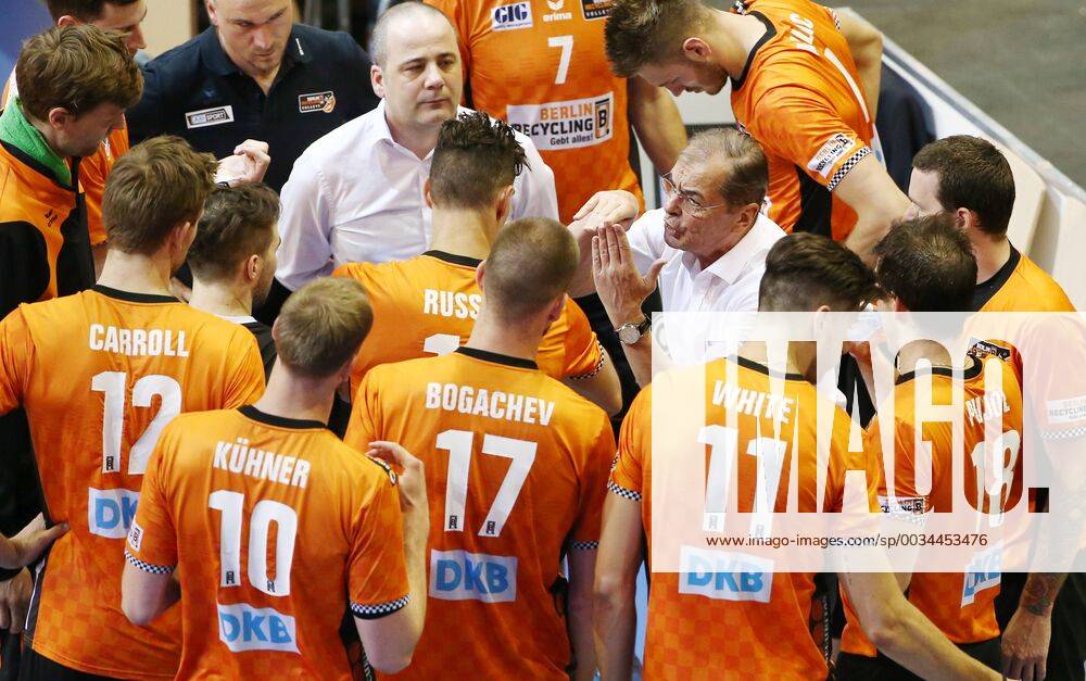 Coach Stelian Moculescu talking Team time out Timeout Sport Volleyball Play Off Final Bundesliga Men Season 2017 2018 29 04 2018 BR Volleys Berlin BRV vs VfB Friedrichshafen