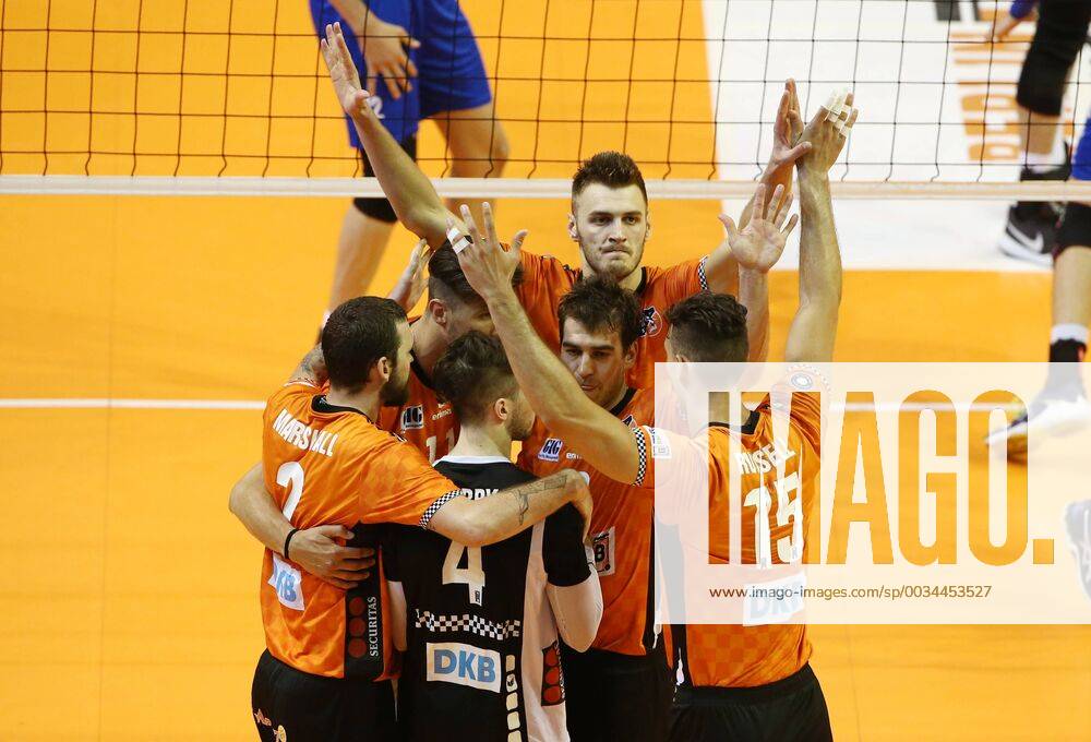 Steven Marshall Luke Perry Adam White Aleksandar Okolic Pierre Pujol Kyle Russell Joy Emotion Cheering Jubilation after set win Sport Volleyball Play Off Final Bundesliga Mens Season 2017 2018 29 04 2018 BR Volleys Berlin BRV vs VfB Friedrichshafen